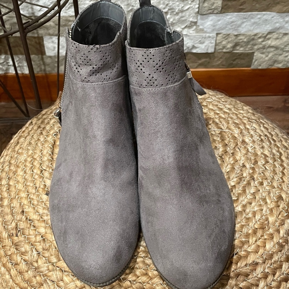 DR. SCHOLL’S Perforated Gray Ankle Booties Sz 11 - Picture 4 of 12